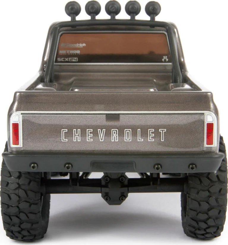 شاحنة شيفروليه C10 رباعية الدفع SCX24 موديل 1967 من Axial Racing، مصقولة، RTR، فضية اللون