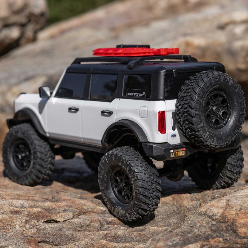 سيارة فورد برونكو 4X4 RTR SCX24 محورية بمقياس 1/24 (أبيض)